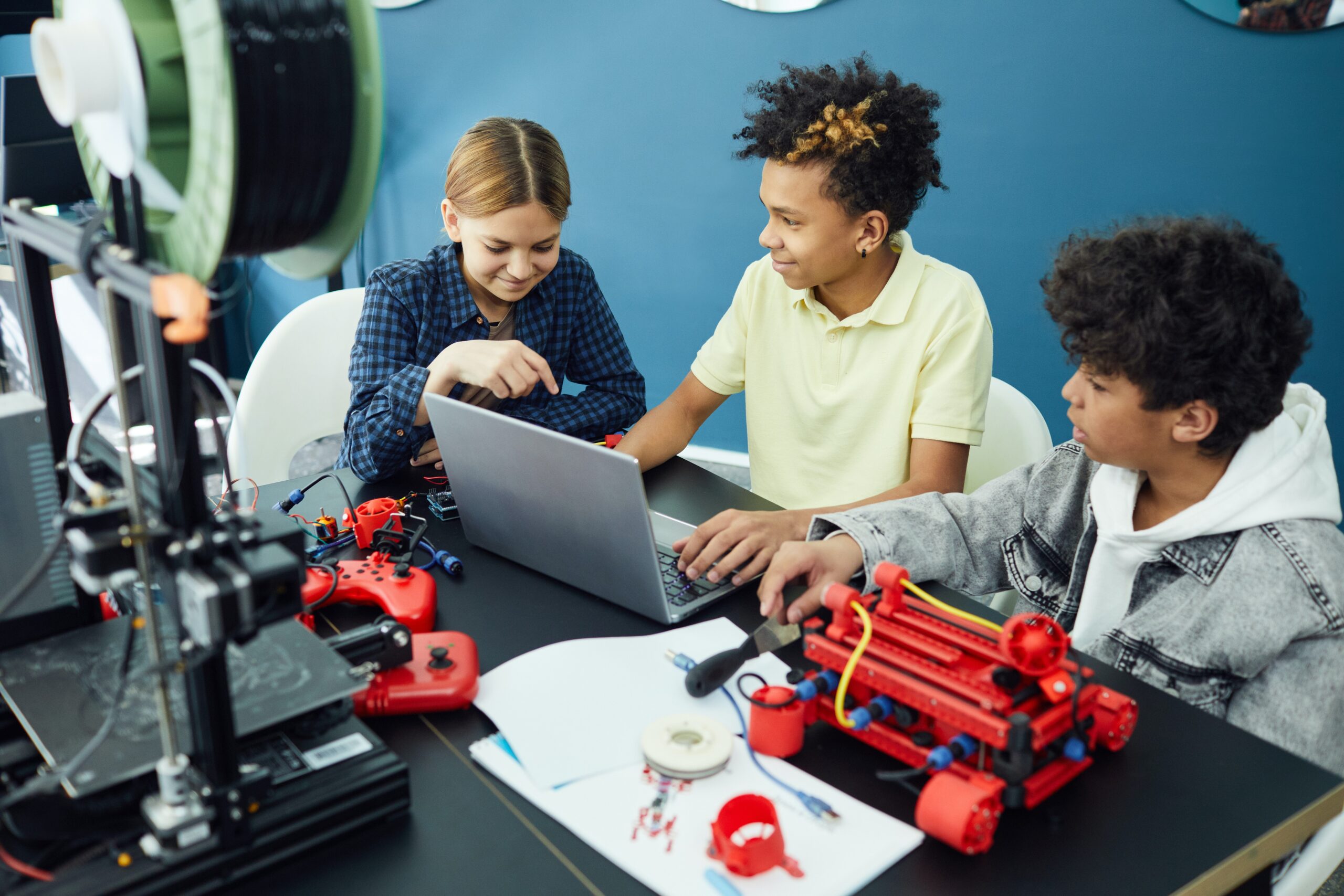 Niños aprendiendo sobre la impresión 3D